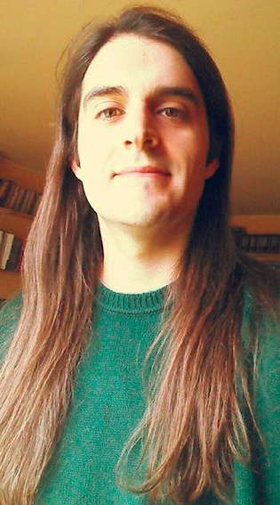 Una fotografía de un hombre de pelo largo con un peinado-parte media como su larga melena alcanza el pecho de longitud